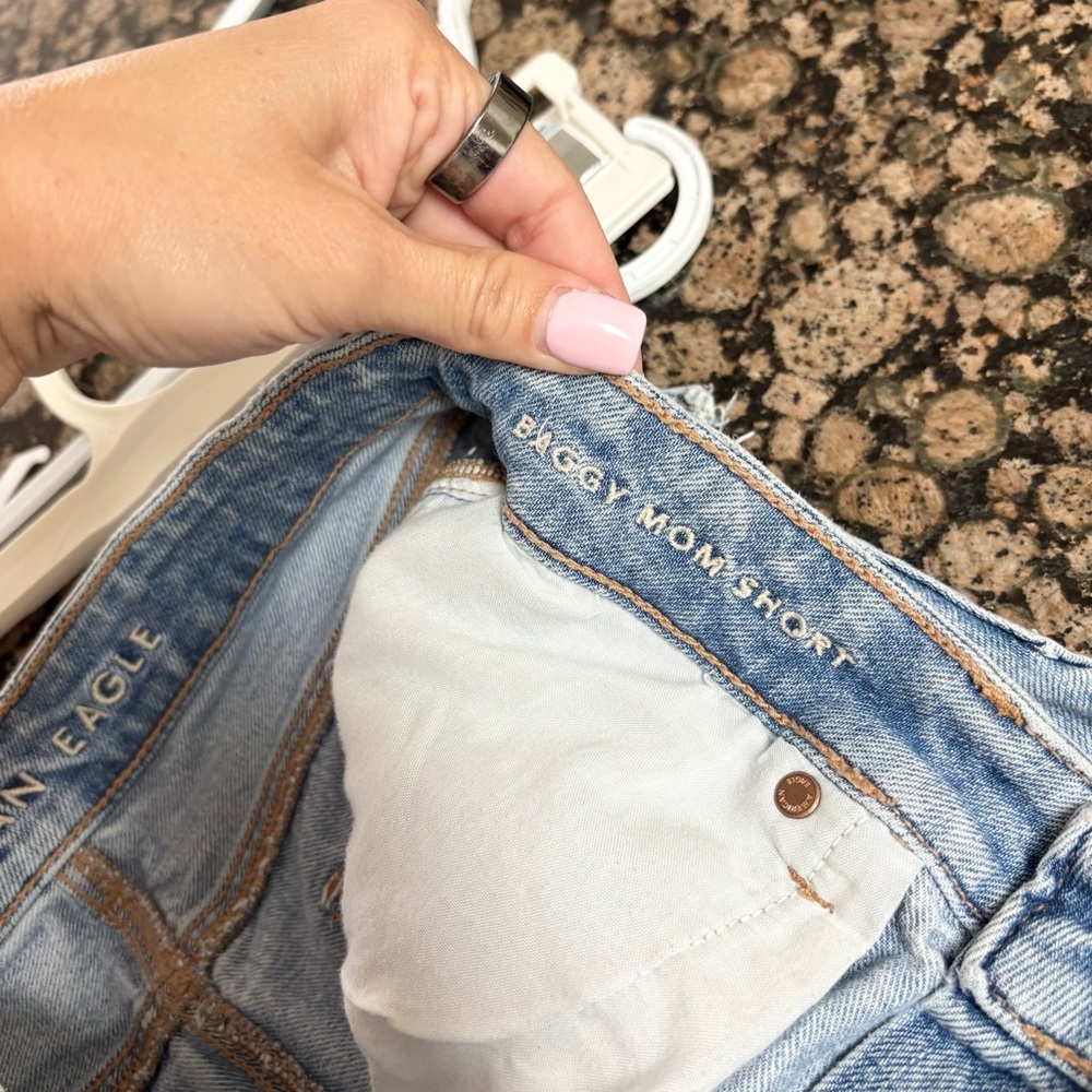 American Eagle Baggy Mom Shorts Womens Size 6 Distressed Blue Denim - Picture 6 of 8